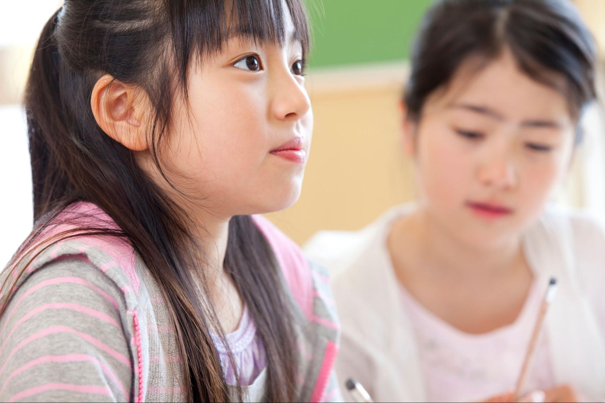 小学校高学年くらいの2人の女の子の画像